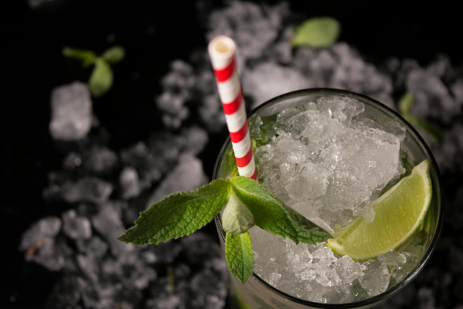 Mojito z lodem, miętą i limonką w zbliżeniu, letni koktajl alkoholowy