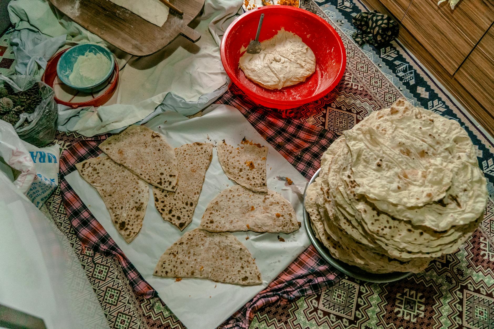 Kombucha w kuchni: prosty przepis, którego nie zepsujesz przy pierwszym podejściu Przygotowywanie tradycyjnego tureckiego placka na wzorzystym obrusie