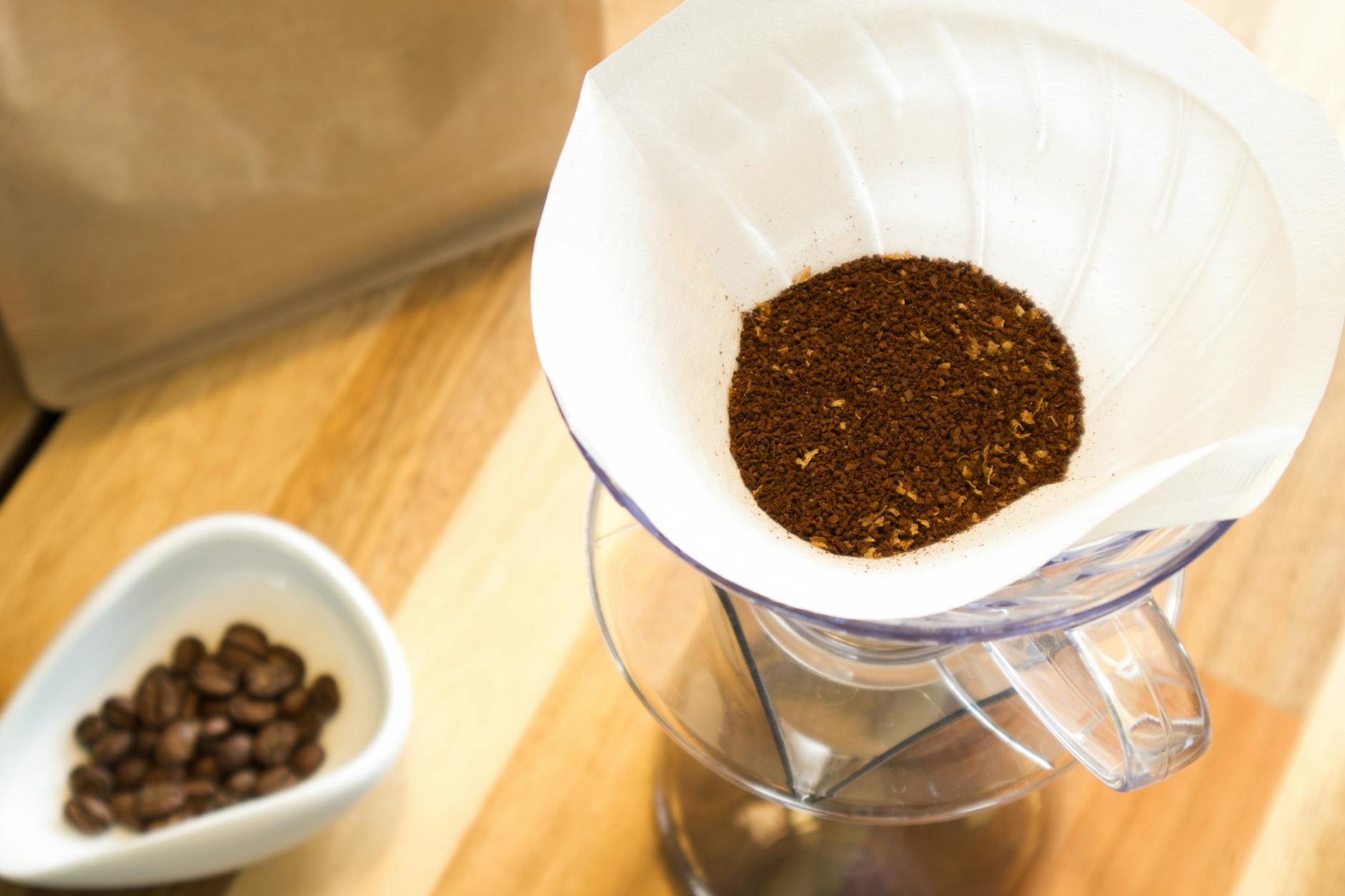 Widok z góry na dripper V60 z mieloną kawą przed parzeniem
