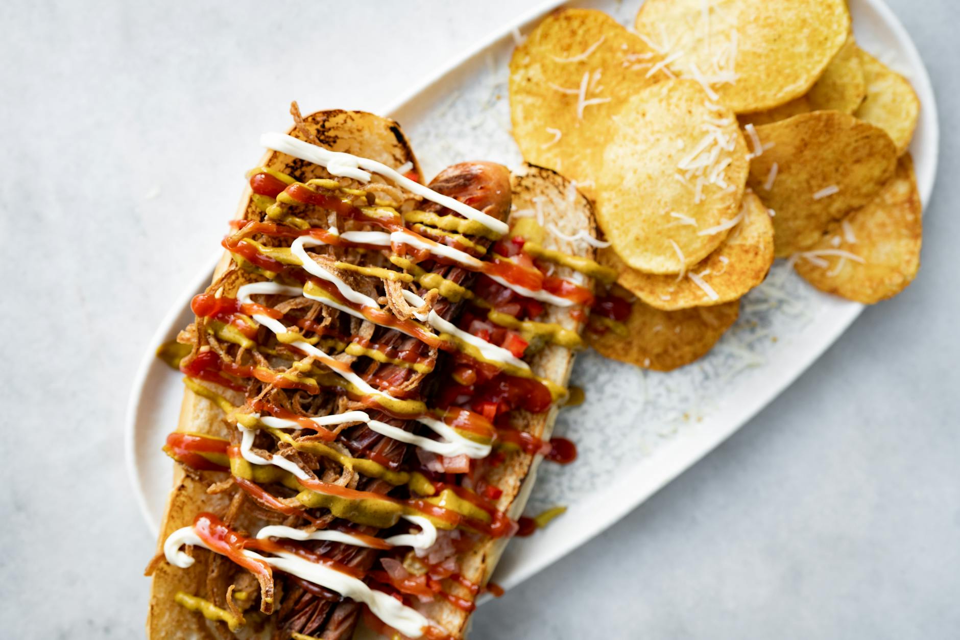 Zbliżenie na hot doga z frytkami i kolorowymi dodatkami w Stambule