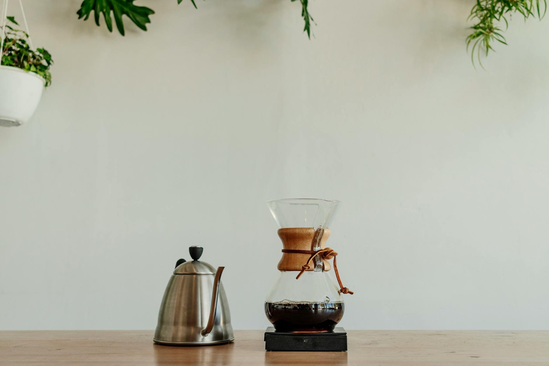 Chemex i czajnik w minimalistycznym kąciku kawowym z roślinami