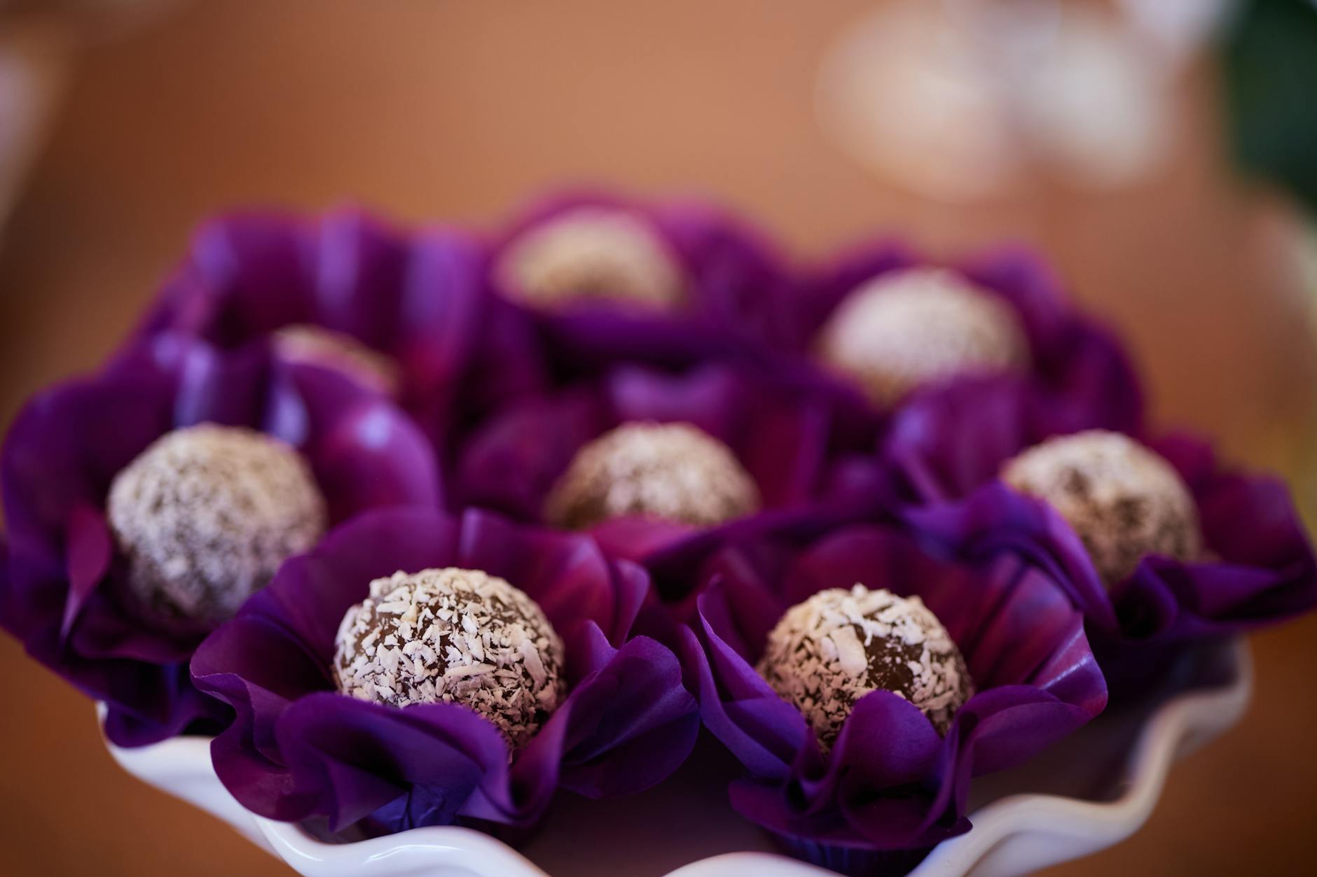 Kokosowe pralinki w fioletowych papierkach, idealne do latte