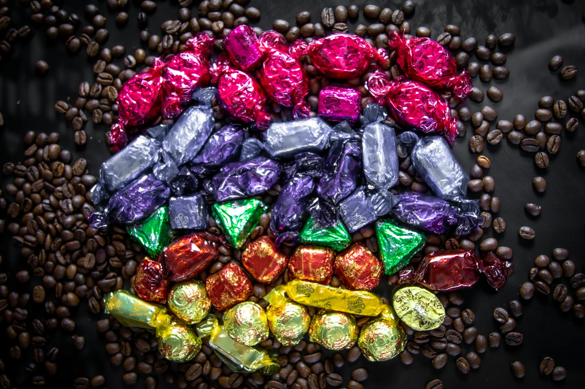 Kolorowe cukierki z ziarnami kawy jako słodka przekąska do kawy