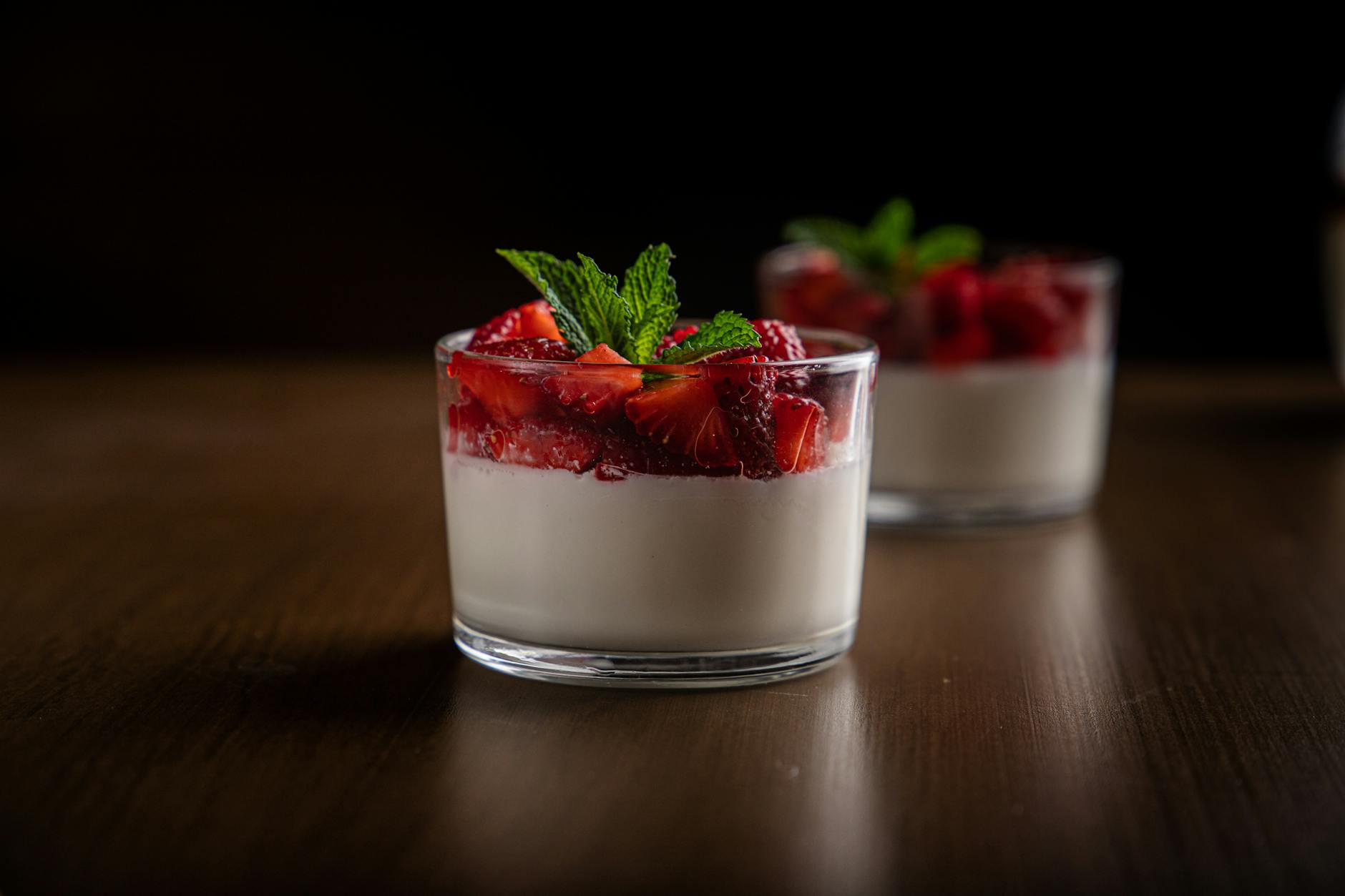 Panna cotta z kawą zbożową w szklance z truskawkami i miętą