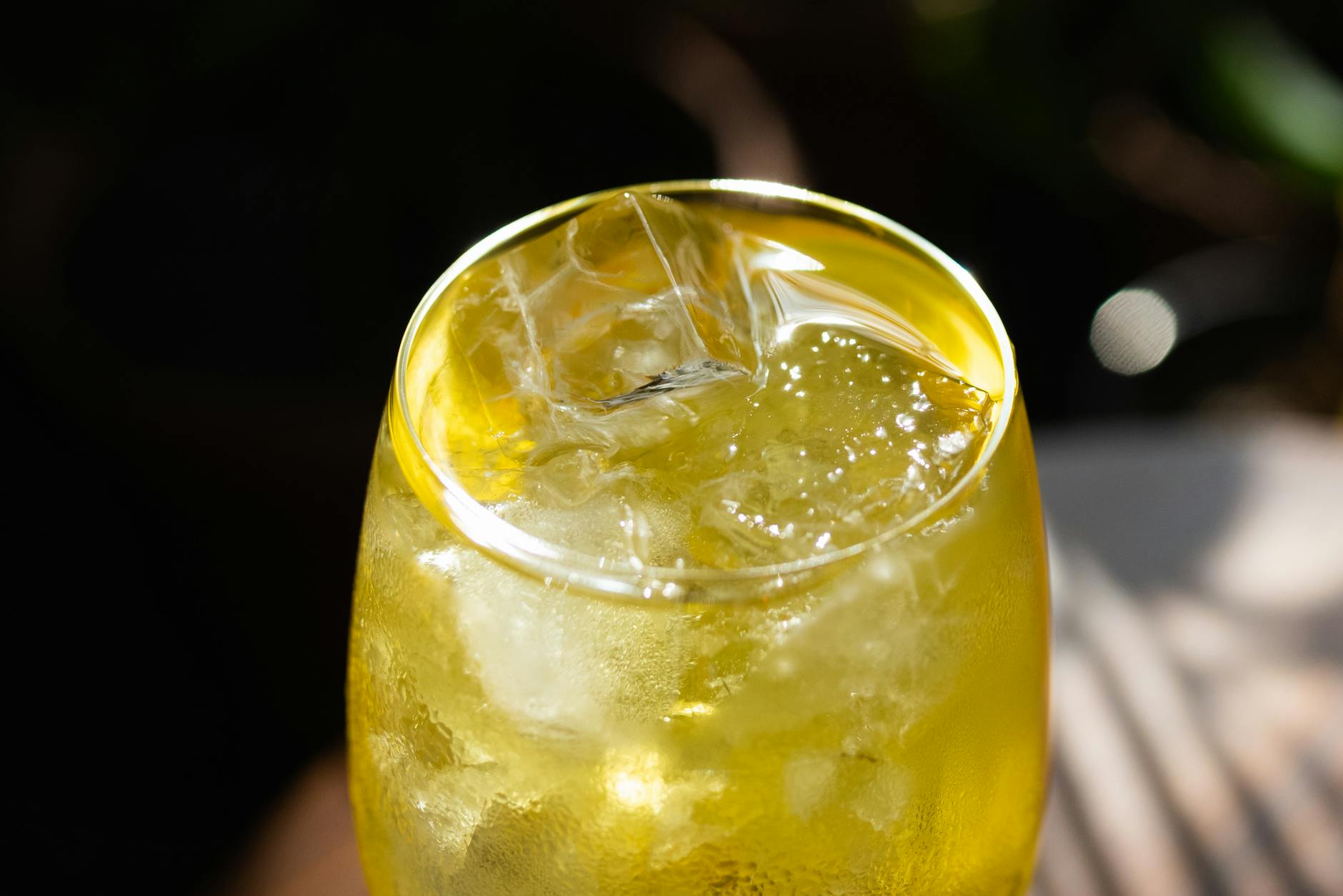 Schłodzony żółty napój z lodem w szklance, orzeźwiający spritz matcha
