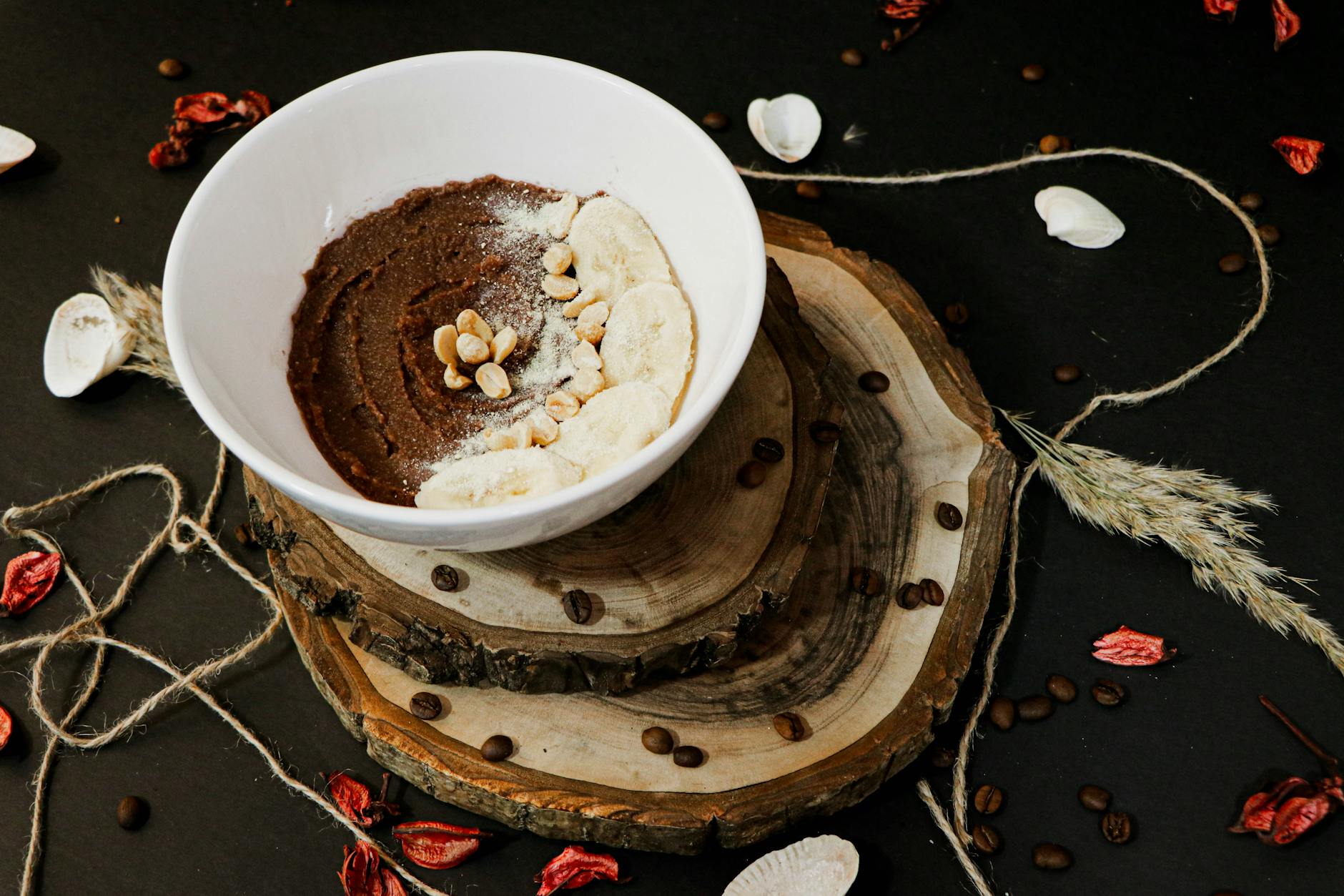 Śniadaniowe kawowe smoothie bananowe: przepis krok po kroku Smoothie miska z bananem i orzechami na drewnianym stole