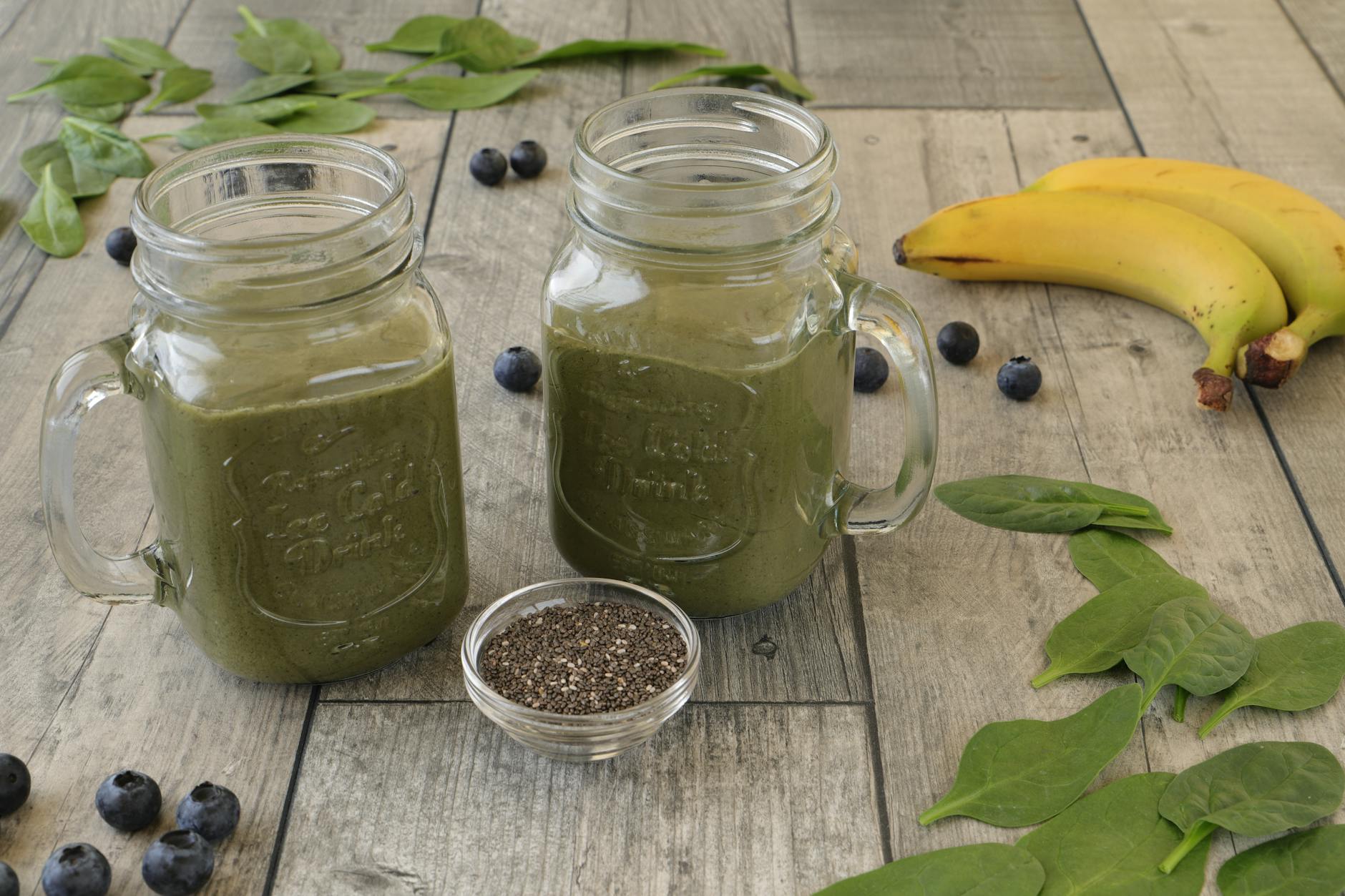 Zielone smoothie ze szpinakiem, jagodami i nasionami chia w szklankach