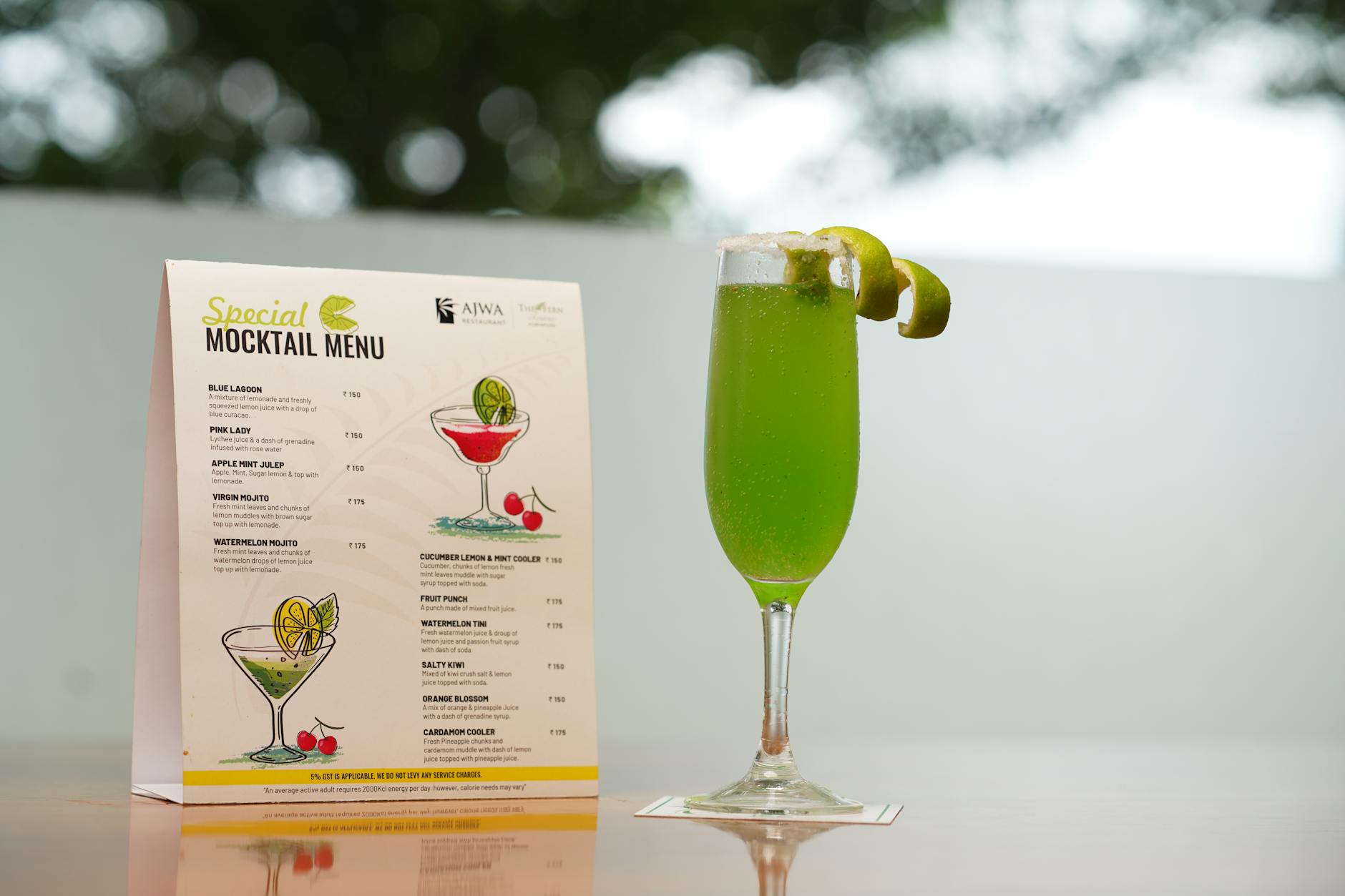 Zielony bezalkoholowy matcha spritz w szklance na restauracyjnym stoliku