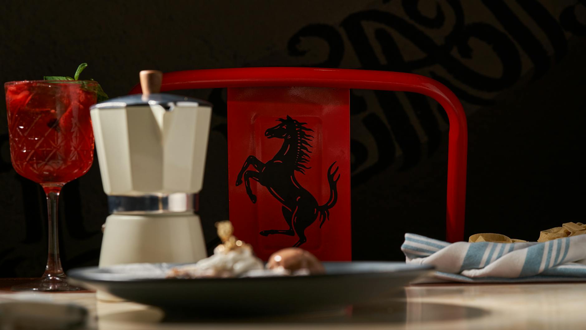 Kawowe koktajle alkoholowe, które smakują jak deser w filiżance Elegancki włoski kącik kawowy z ekspresem i czerwonym designerskim krzesłem