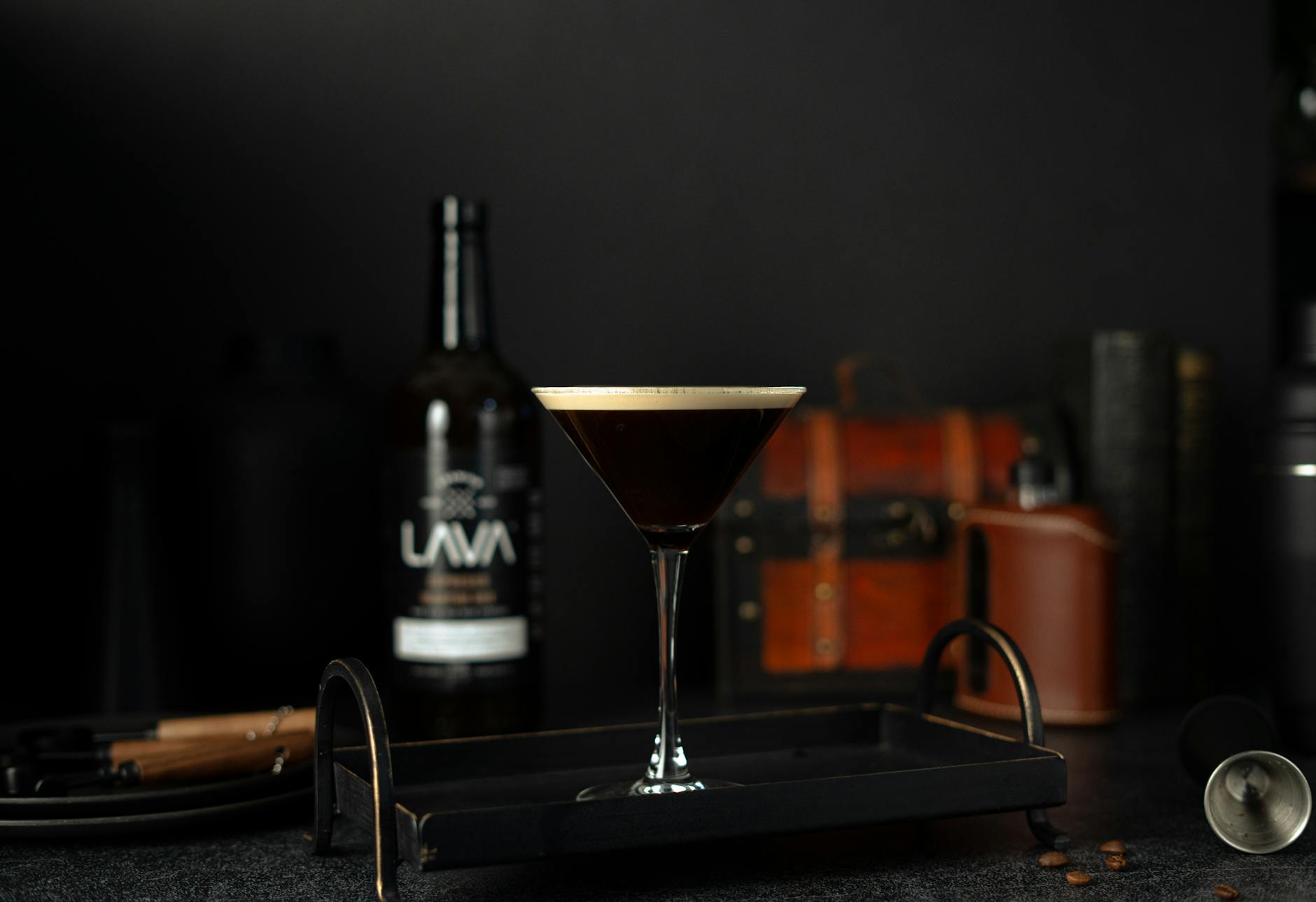 Eleganckie espresso martini na tacy na tle czarnego tła
