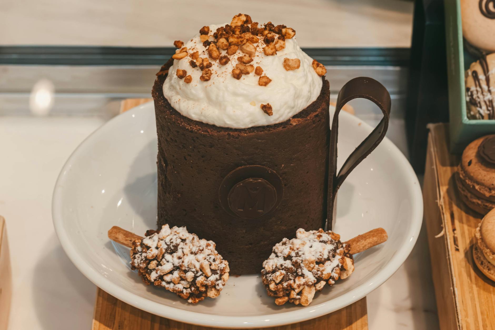Kakaowy mug cake bez jajek z bitą śmietaną i orzechami oraz lizaki karmelowe