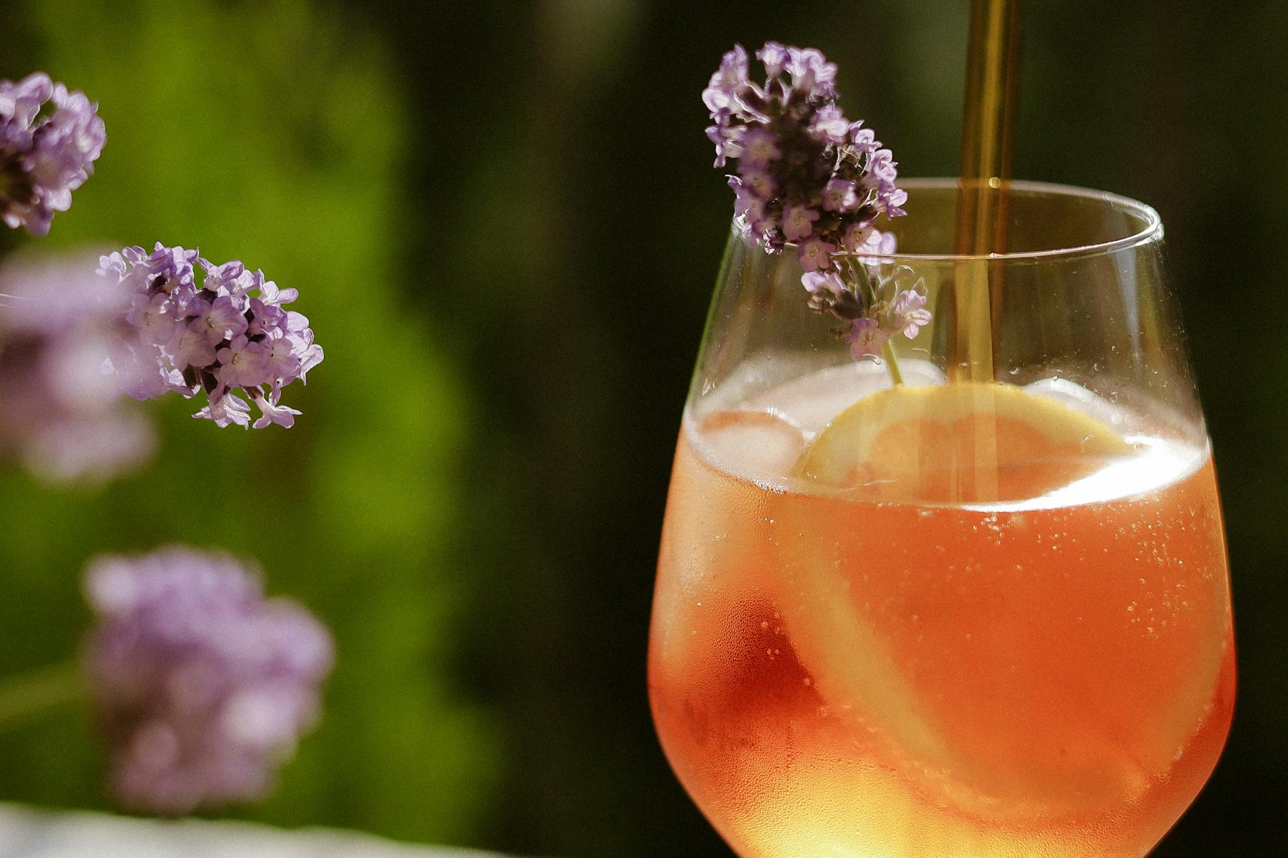 Letni koktajl spritz z cytryną i lawendą na ciepły dzień