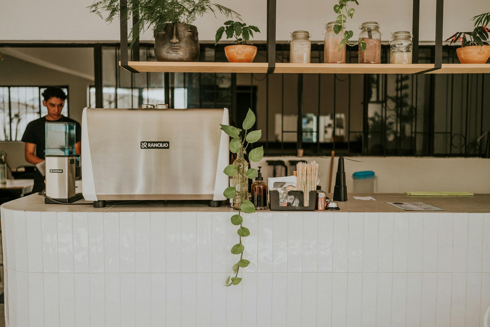 Nowoczesny kawiarniany bar z ekspresem Rancilio i minimalistycznym wystrojem