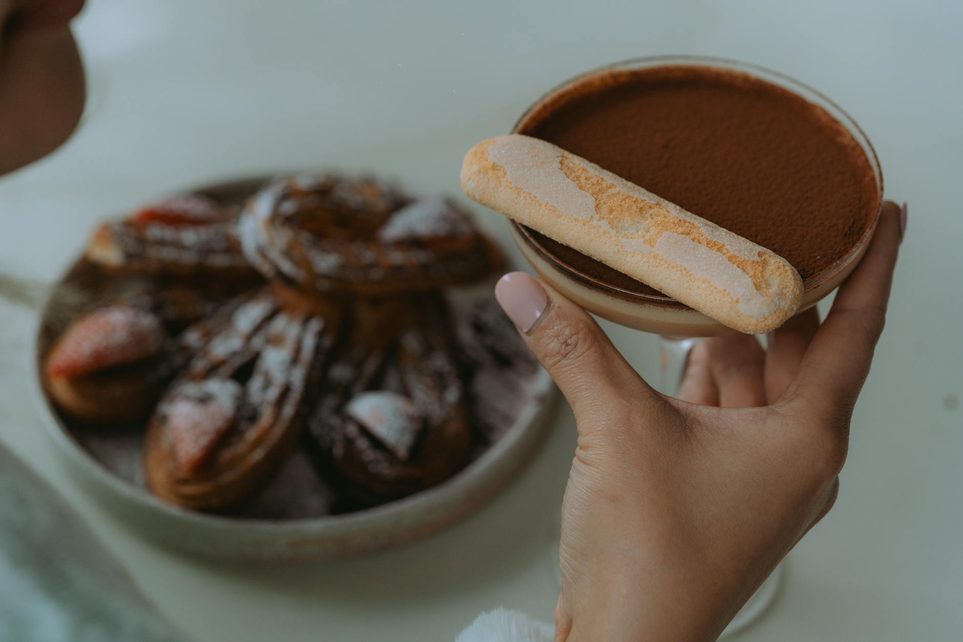 Zbliżenie na deser tiramisu z biszkoptami i churros na talerzu