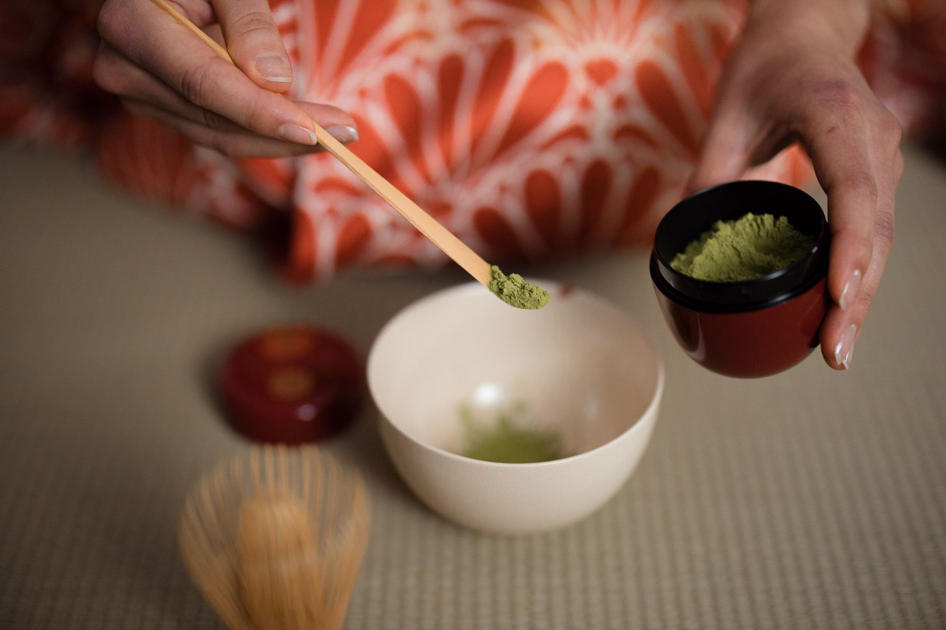 Kobieta przygotowuje herbatę matcha w tradycyjnej ceremonii japońskiej