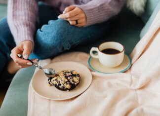 Kawa i muffinka na sofie w przytul