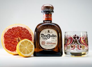 Butelka tequili z grejpfrutem, cytryną i ozdobnym kieliszkiem