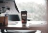 Kubek kawy McCafé na nowoczesnym biurku w pracy